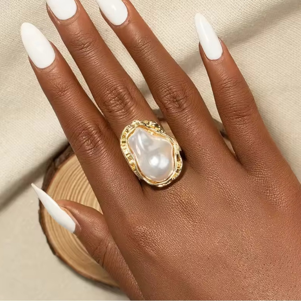 Elegant Gold and Pearl Women's Ring